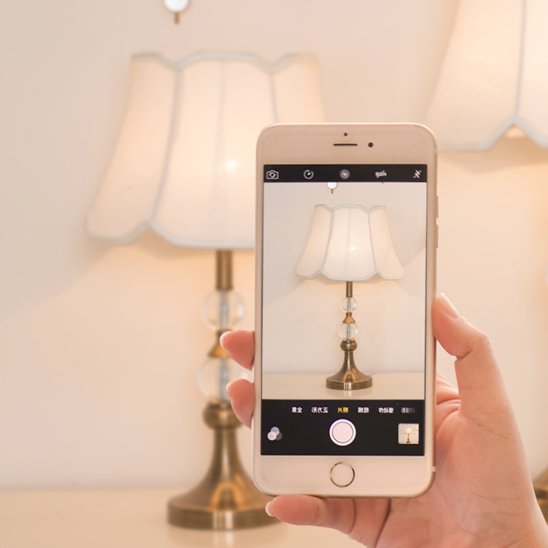 Traditionelle europäische Frustum-Kegel-Eisen-Kristall-Stoff 1-Licht Tischlampe für das Schlafzimmer 