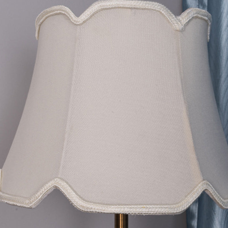 Lámpara de mesa de 1 luz con cono de tronco de pirámide tradicional europeo de hierro y cristal para dormitorio 