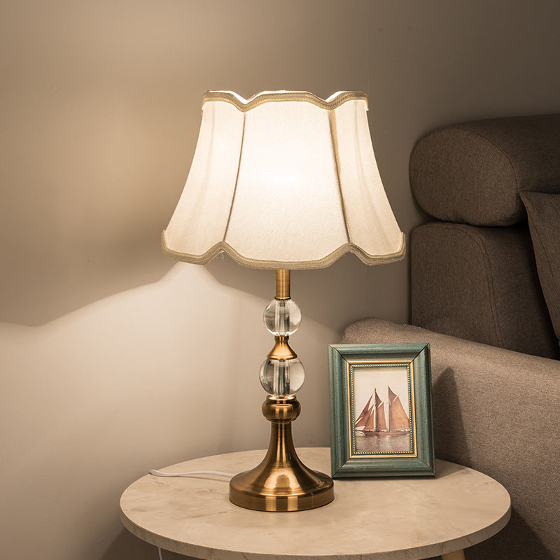 Traditionelle europäische Frustum-Kegel-Eisen-Kristall-Stoff 1-Licht Tischlampe für das Schlafzimmer 
