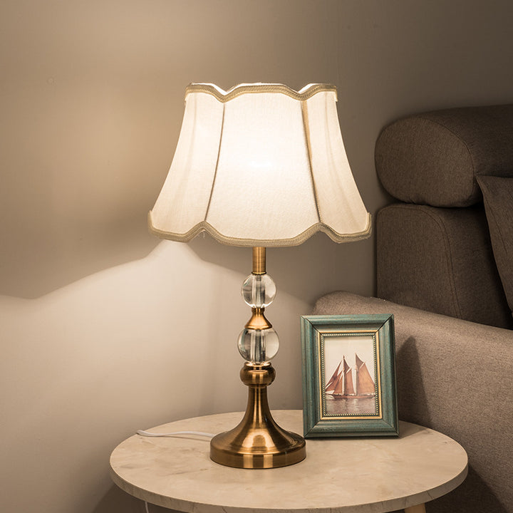 Traditionelle europäische Frustum-Kegel-Eisen-Kristall-Stoff 1-Licht Tischlampe für das Schlafzimmer 