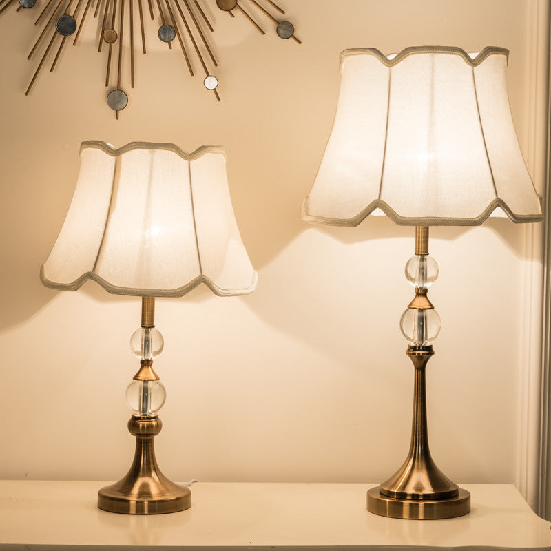 Traditionelle europäische Frustum-Kegel-Eisen-Kristall-Stoff 1-Licht Tischlampe für das Schlafzimmer 
