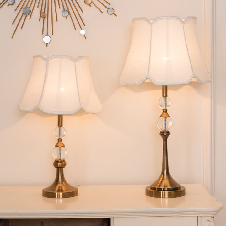 Traditionelle europäische Frustum-Kegel-Eisen-Kristall-Stoff 1-Licht Tischlampe für das Schlafzimmer 