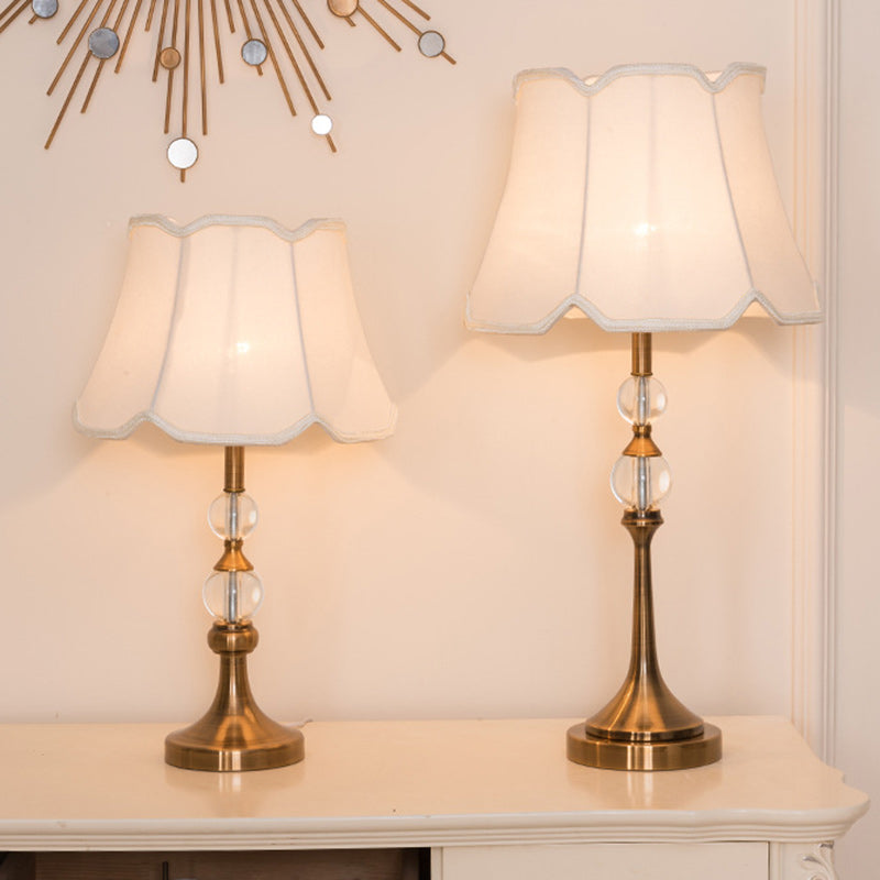 Lámpara de mesa de 1 luz con cono de tronco de pirámide tradicional europeo de hierro y cristal para dormitorio 
