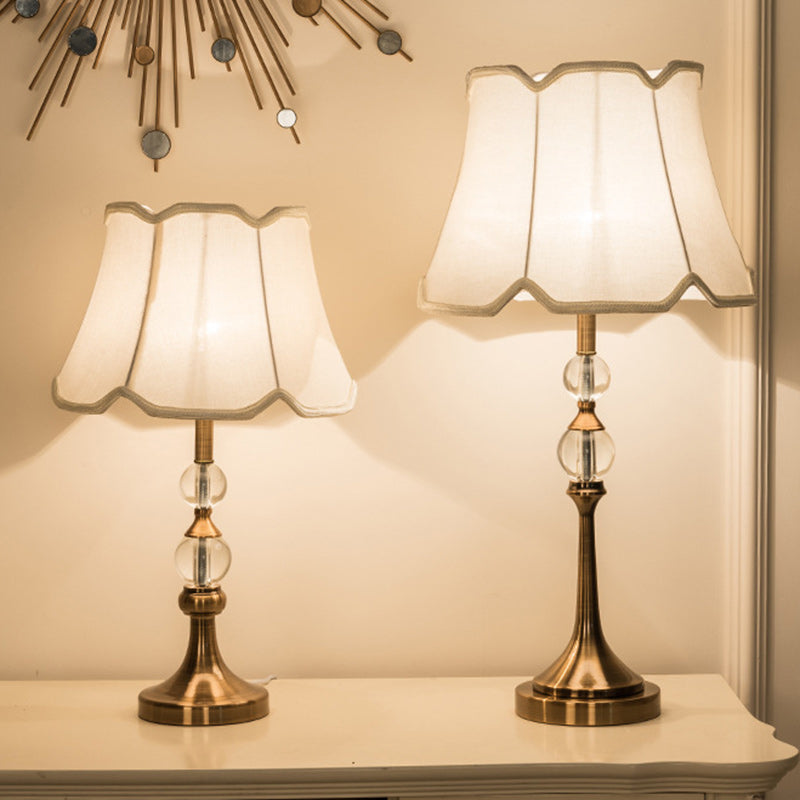 Lámpara de mesa de 1 luz con cono de tronco de pirámide tradicional europeo de hierro y cristal para dormitorio 