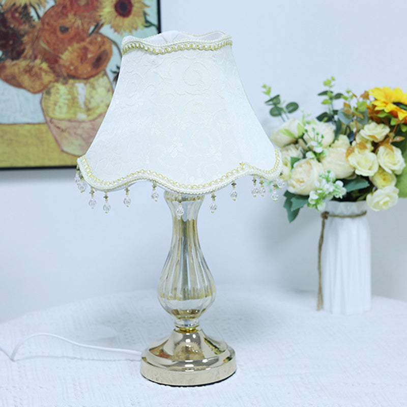 Lampe de table à 1 lumière en verre métallique en tissu cône tronqué européen traditionnel pour chambre 