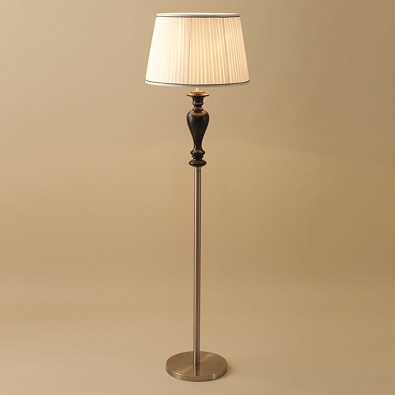Lámpara de pie de 1 luz de madera de fresno en forma de cono truncado francés tradicional con tela y metal para sala de estar 
