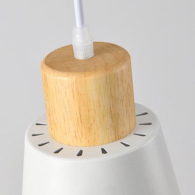 Zeitgenössischer nordischer 3-Licht-Kronleuchter – Frustum-Kegelschirme mit massivem Holz und Metall für Esszimmerinsel 
