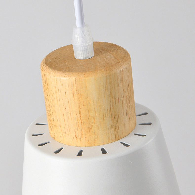 Zeitgenössischer nordischer 3-Licht-Kronleuchter – Frustum-Kegelschirme mit massivem Holz und Metall für Esszimmerinsel 