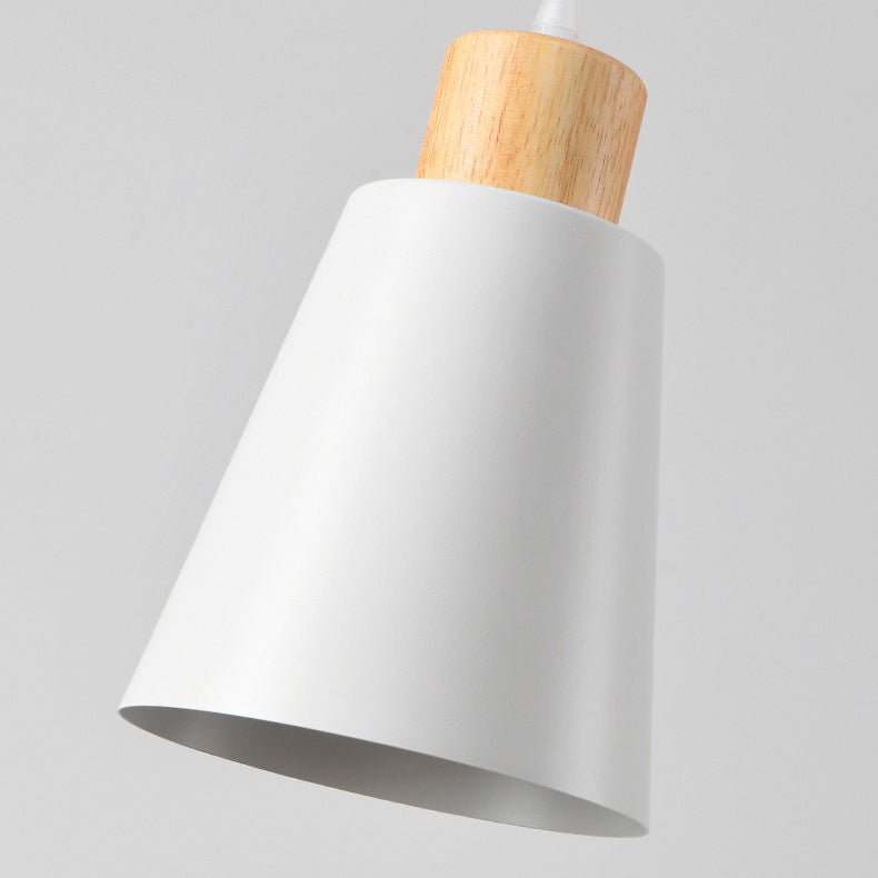Zeitgenössischer nordischer 3-Licht-Kronleuchter – Frustum-Kegelschirme mit massivem Holz und Metall für Esszimmerinsel 