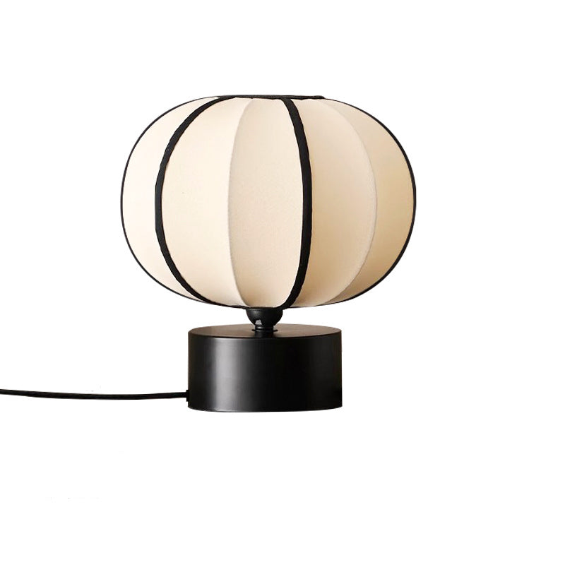 Zeitgenössische skandinavische LED-Tischlampe – Kugeldesign aus Eisen & Stoff für das Schlafzimmer 