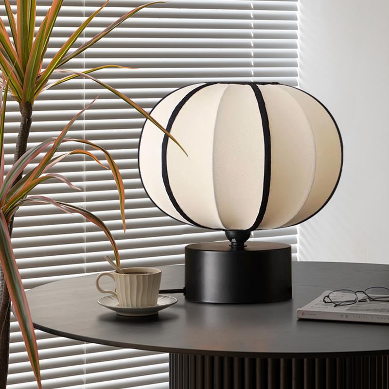 Zeitgenössische skandinavische LED-Tischlampe – Kugeldesign aus Eisen & Stoff für das Schlafzimmer 
