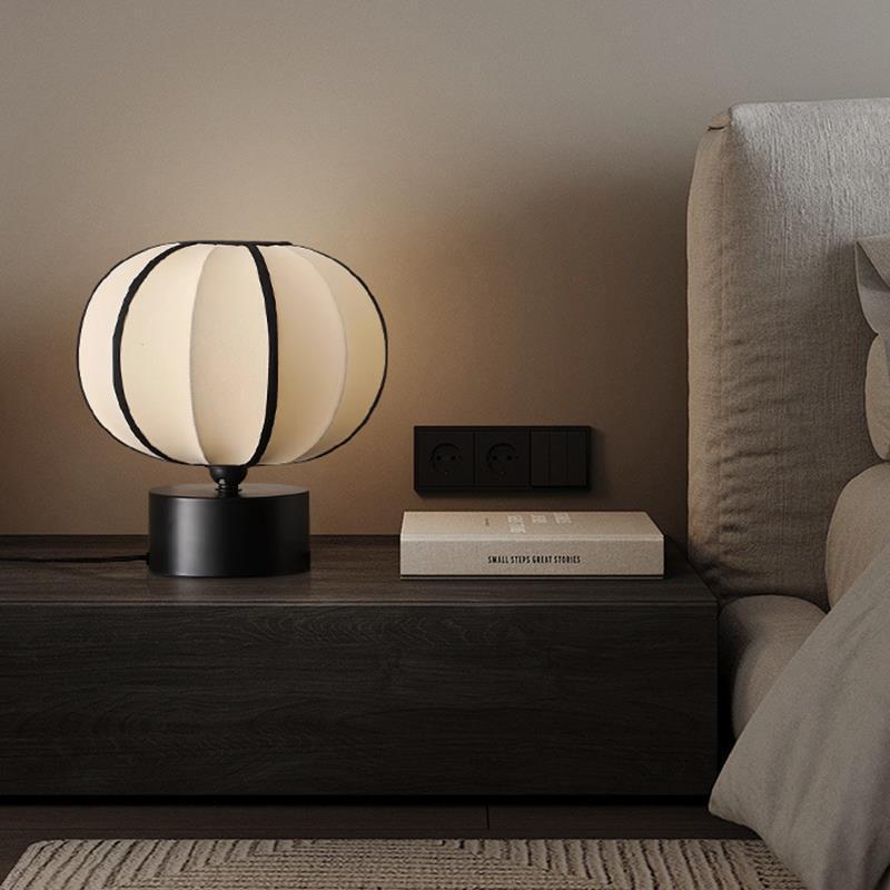 Zeitgenössische skandinavische LED-Tischlampe – Kugeldesign aus Eisen & Stoff für das Schlafzimmer 