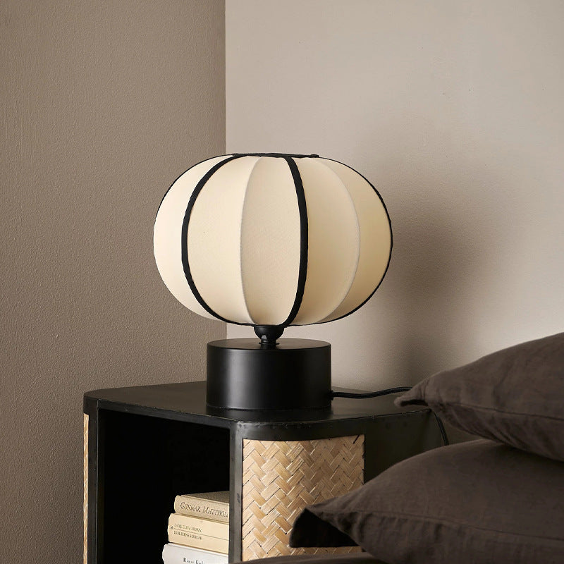 Zeitgenössische skandinavische LED-Tischlampe – Kugeldesign aus Eisen & Stoff für das Schlafzimmer 