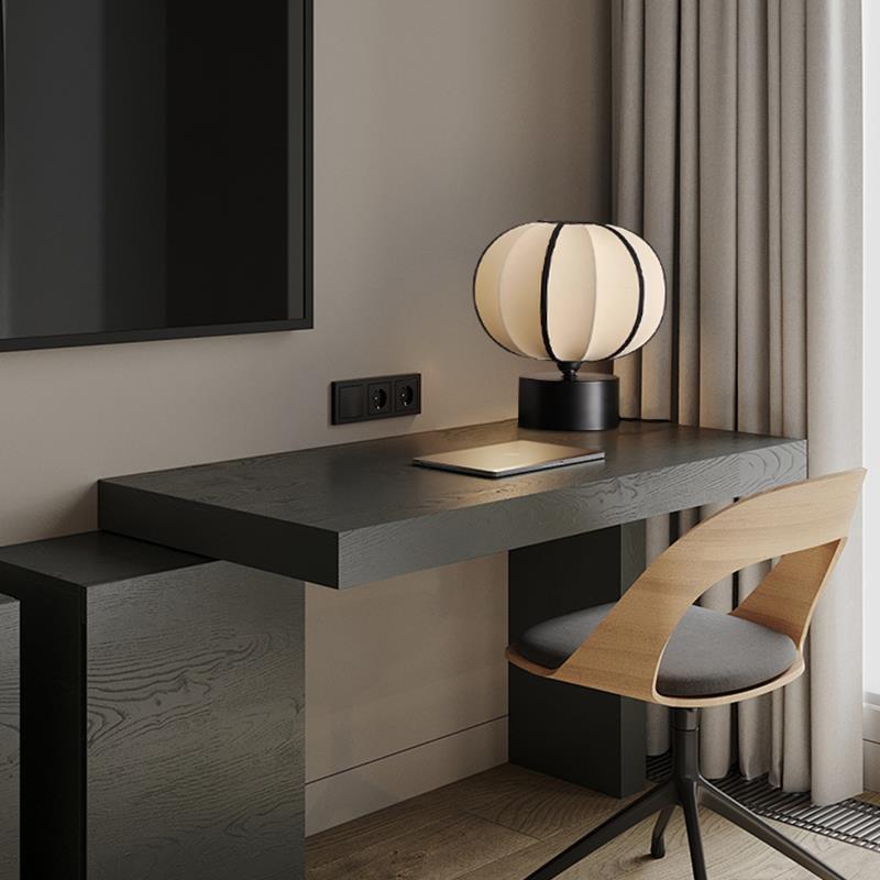 Zeitgenössische skandinavische LED-Tischlampe – Kugeldesign aus Eisen & Stoff für das Schlafzimmer 