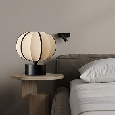 Zeitgenössische skandinavische LED-Tischlampe – Kugeldesign aus Eisen & Stoff für das Schlafzimmer 