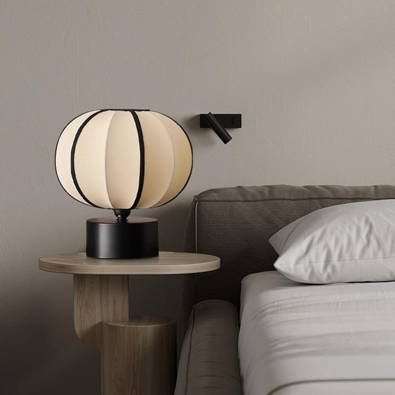 Zeitgenössische skandinavische LED-Tischlampe – Kugeldesign aus Eisen & Stoff für das Schlafzimmer 