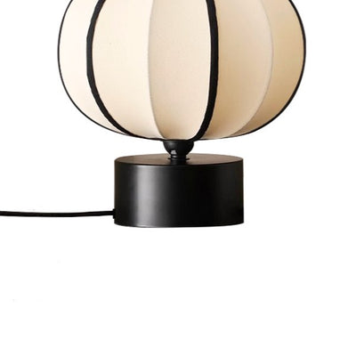 Zeitgenössische skandinavische LED-Tischlampe – Kugeldesign aus Eisen & Stoff für das Schlafzimmer 
