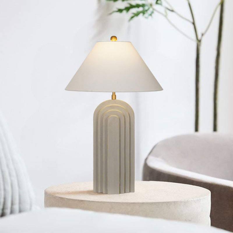 Moderne Einfachheit Kegelstumpf Kegel Harz Stoff Metall 1-Licht Tischlampe Für Schlafzimmer 
