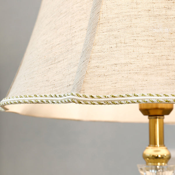 Traditionelle europäische Frustum-Kegel-Kristall-Kupfer-Stoff 1-Licht-Tischlampe für das Schlafzimmer 