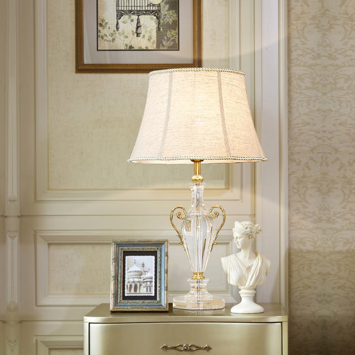 Traditionelle europäische Frustum-Kegel-Kristall-Kupfer-Stoff 1-Licht-Tischlampe für das Schlafzimmer 