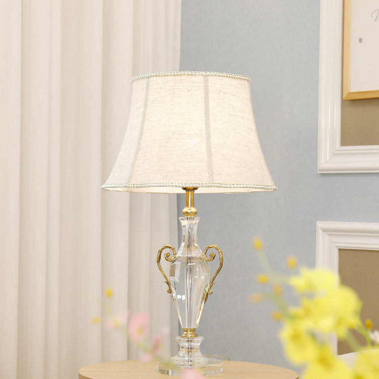 Traditionelle europäische Frustum-Kegel-Kristall-Kupfer-Stoff 1-Licht-Tischlampe für das Schlafzimmer 