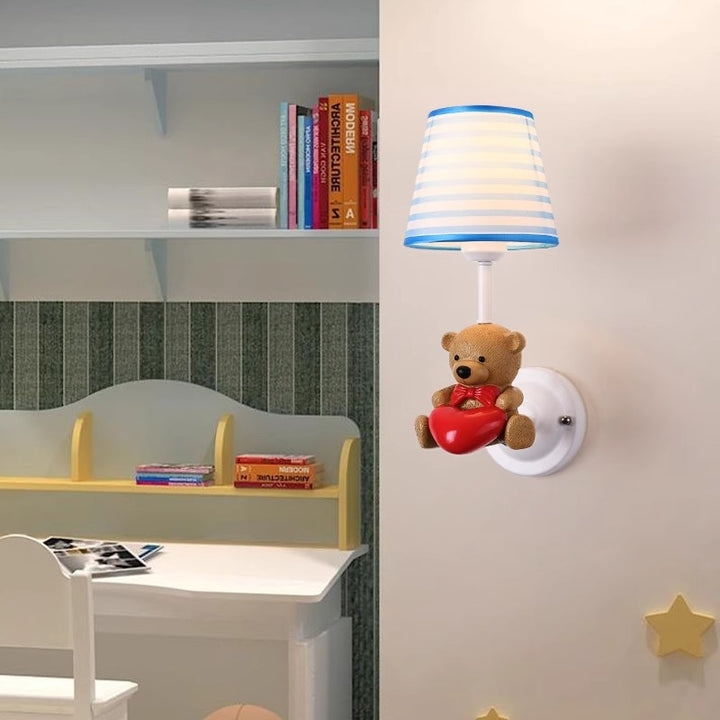 Lámpara de Aplique de Pared de 1 Luz para Dormitorio con Pantalla de Tela de Resina de Hierro en Forma de Cono Truncado para Niños Creativos Contemporáneos 