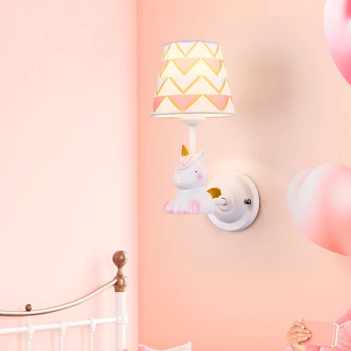 Lámpara de Aplique de Pared de 1 Luz para Dormitorio con Pantalla de Tela de Resina de Hierro en Forma de Cono Truncado para Niños Creativos Contemporáneos 