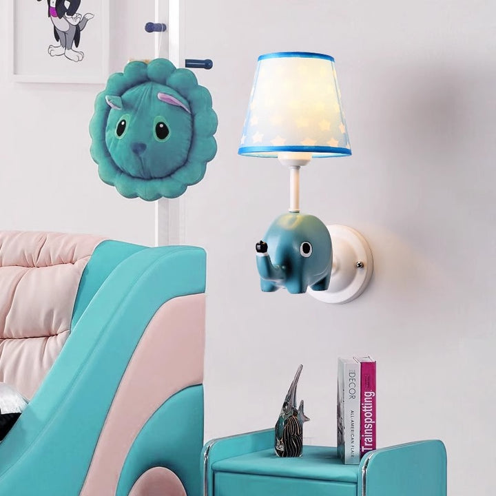 Lámpara de Aplique de Pared de 1 Luz para Dormitorio con Pantalla de Tela de Resina de Hierro en Forma de Cono Truncado para Niños Creativos Contemporáneos 