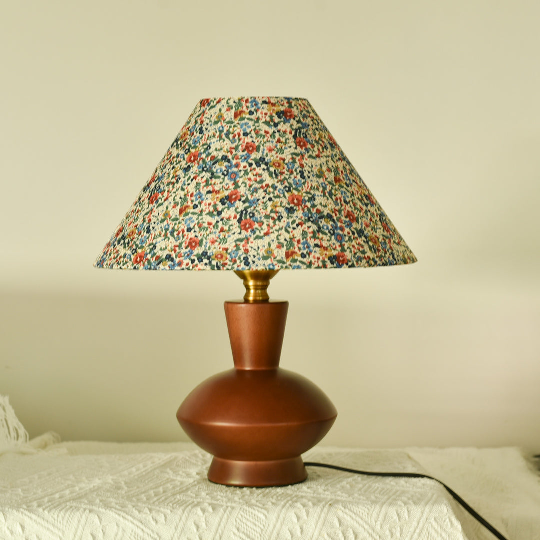Lampe de table moderne mi-siècle en bois massif avec abat-jour en cône tronqué en tissu pour chambre à coucher à 1 lumière 