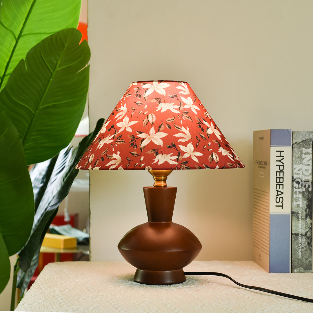 Lampe de table moderne mi-siècle en bois massif avec abat-jour en cône tronqué en tissu pour chambre à coucher à 1 lumière 