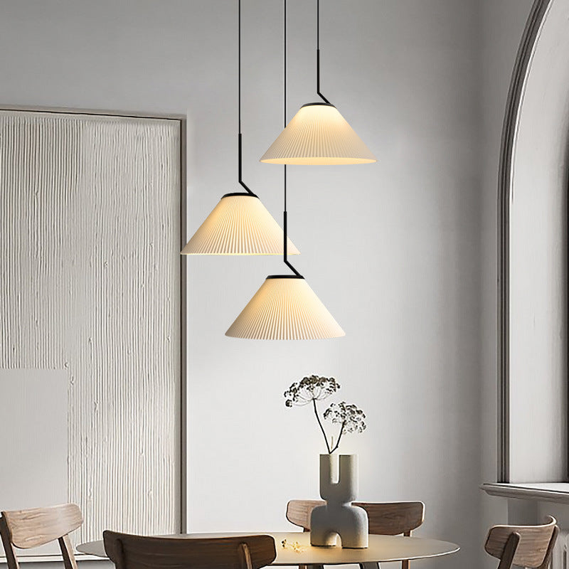Zeitgenössische skandinavische Kegelmetallstoff 1-Licht-Pendelleuchte für das Wohnzimmer 