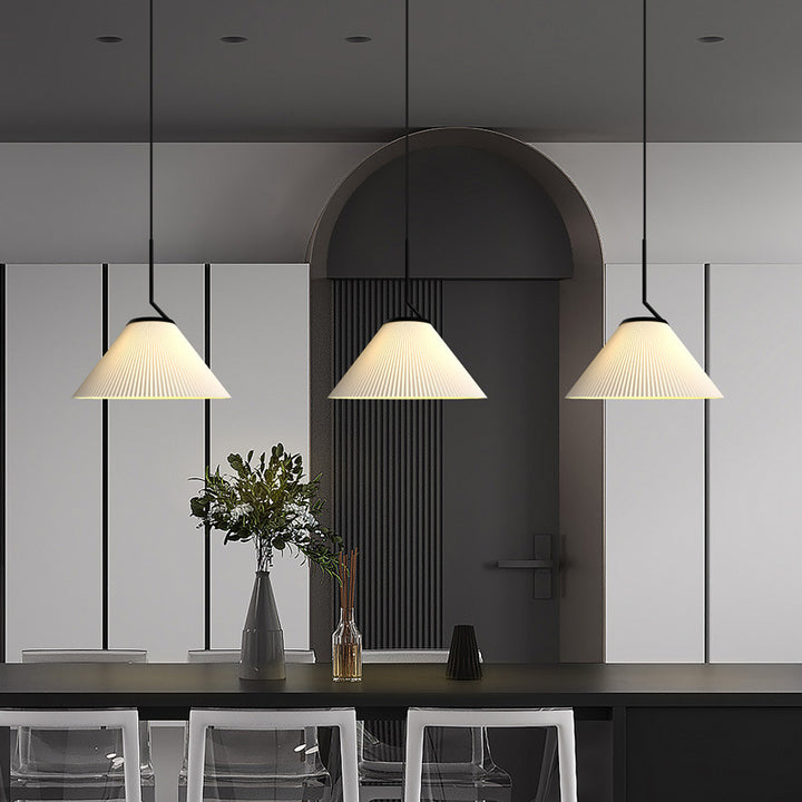 Zeitgenössische skandinavische Kegelmetallstoff 1-Licht-Pendelleuchte für das Wohnzimmer 