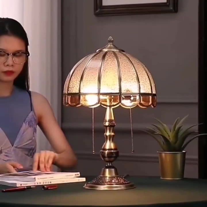 Traditionelle europäische Kuppel-Kupfer-Glas-2-Licht-Tischlampe für das Schlafzimmer 