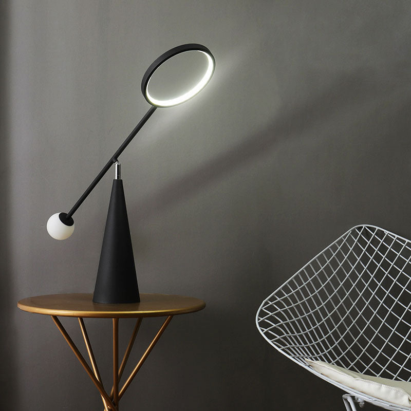 Lampe de table contemporaine scandinave en cône de métal et verre avec LED en silicone pour chambre 