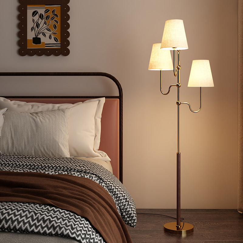 Lampe de sol traditionnelle française en fer conique en tissu et bois à 3 lumières pour chambre 