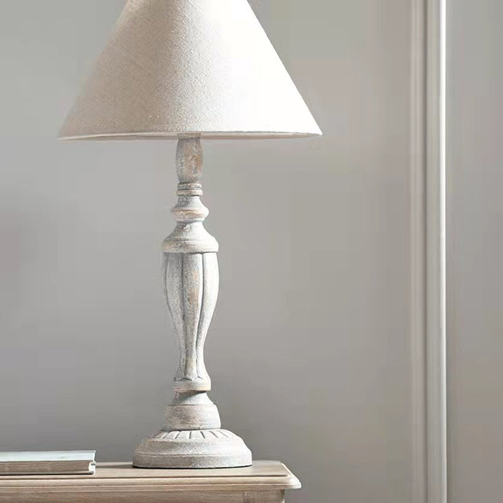 Traditionelle rustikale Kegel-Tischlampe aus massivem Holz mit Stoff und einer Lichtquelle für das Schlafzimmer 