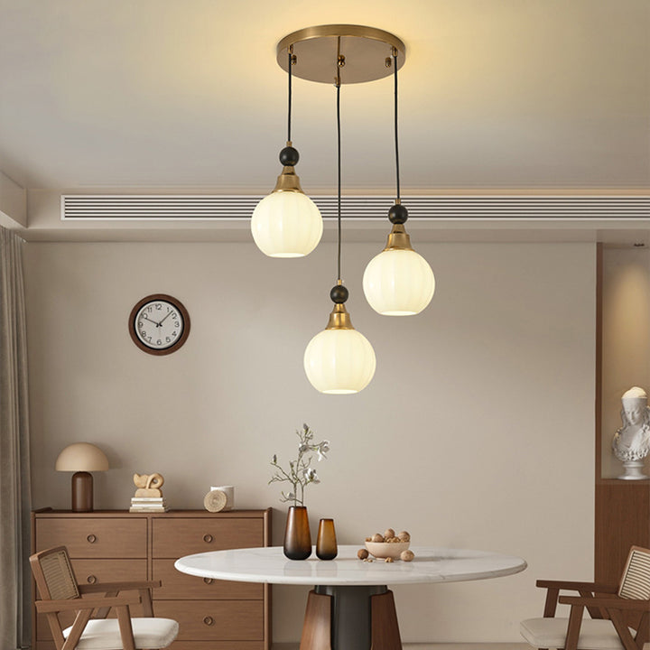 Traditioneller rustikaler Kugel Kronleuchter aus massivem Holz, Eisen und Glas mit 3 Lichtern für das Wohnzimmer 