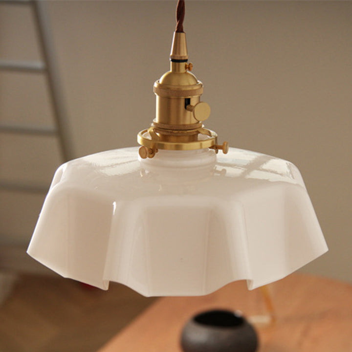 Lustre suspendu moderne Shabby Chic en laiton avec verre en forme de pétale à 1 lumière pour chambre à coucher 