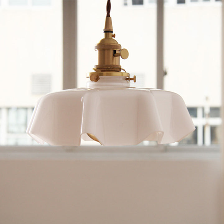 Lustre suspendu moderne Shabby Chic en laiton avec verre en forme de pétale à 1 lumière pour chambre à coucher 