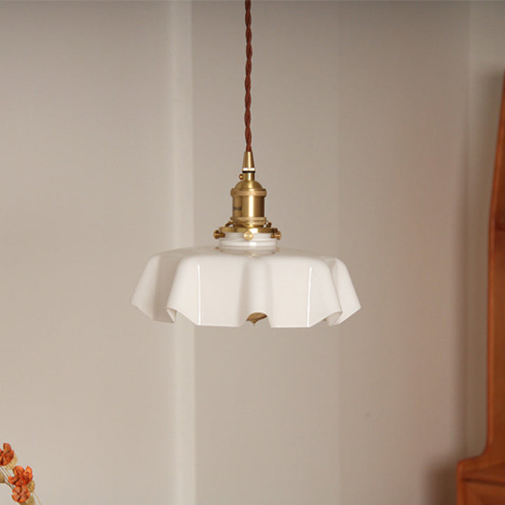 Lustre suspendu moderne Shabby Chic en laiton avec verre en forme de pétale à 1 lumière pour chambre à coucher 