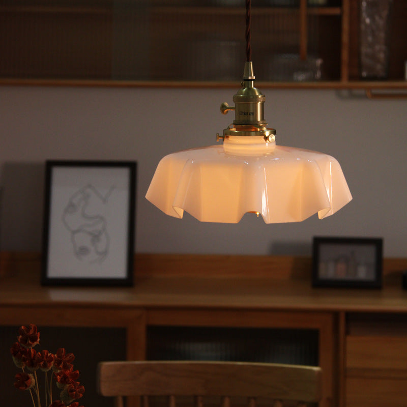Lustre suspendu moderne Shabby Chic en laiton avec verre en forme de pétale à 1 lumière pour chambre à coucher 