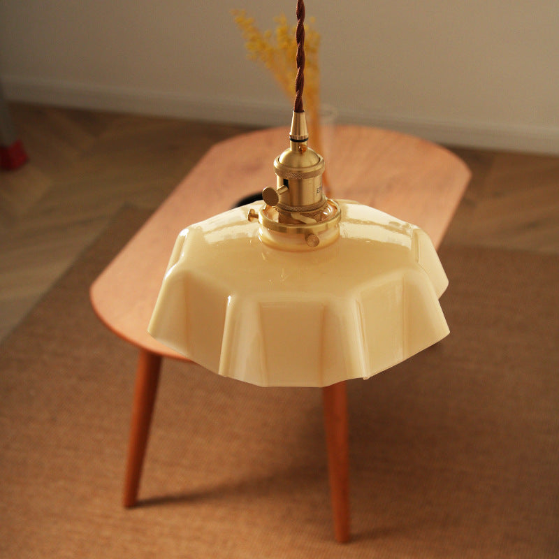 Lustre suspendu moderne Shabby Chic en laiton avec verre en forme de pétale à 1 lumière pour chambre à coucher 