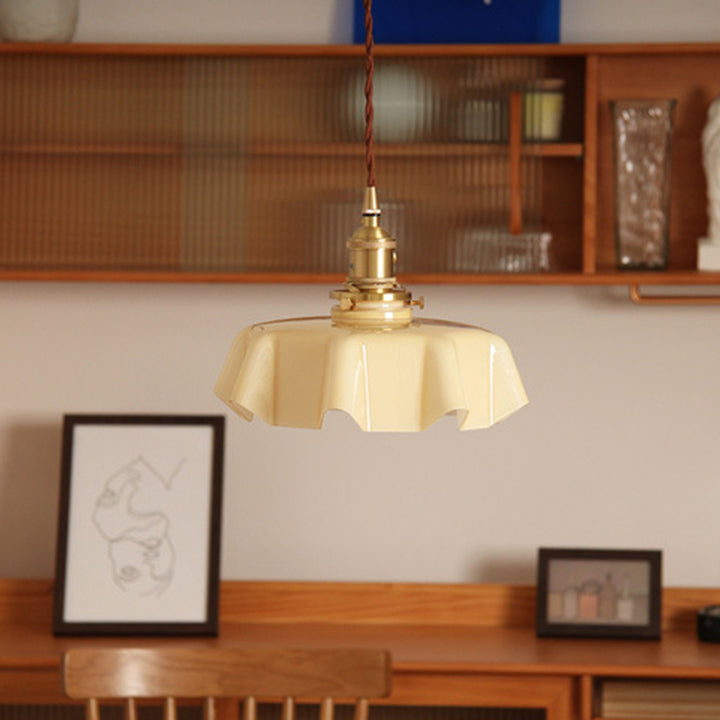 Lustre suspendu moderne Shabby Chic en laiton avec verre en forme de pétale à 1 lumière pour chambre à coucher 