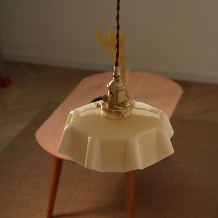 Lustre suspendu moderne Shabby Chic en laiton avec verre en forme de pétale à 1 lumière pour chambre à coucher 