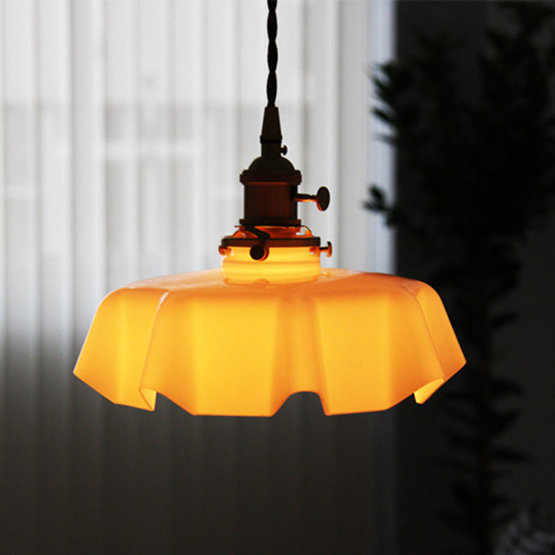 Lustre suspendu moderne Shabby Chic en laiton avec verre en forme de pétale à 1 lumière pour chambre à coucher 
