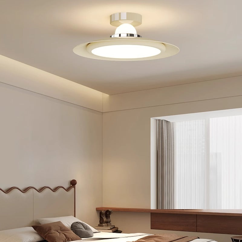 Lustre semi-encastré moderne de transition avec abat-jour en acrylique en forme de soucoupe volante de couleur crème et LED en fer pour chambre à coucher 