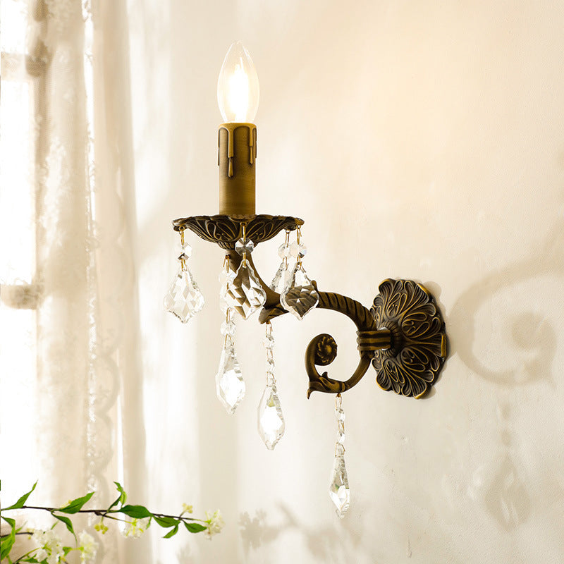 Traditionelle Vintage Wandlampe mit Kristalltropfen und massivem Messingkörper, 1-flammig für das Wohnzimmer 