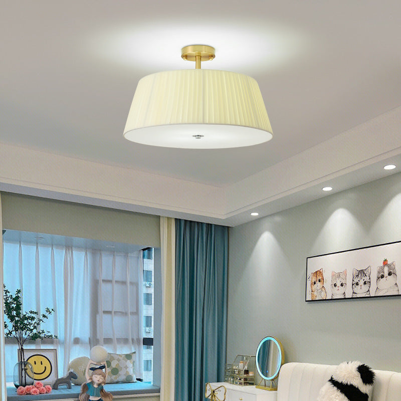 Zeitgenössische skandinavische konische Stoffschirm Eisen Acryl 3/5 Licht Semi-Flush Deckenleuchte für Schlafzimmer 