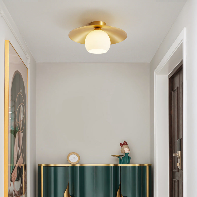 Zeitgenössische skandinavische kugelförmige Glasschirm-Deckenleuchte mit halber Einbauhöhe und massivem Messingfuß, 1-Licht für das Schlafzimmer 