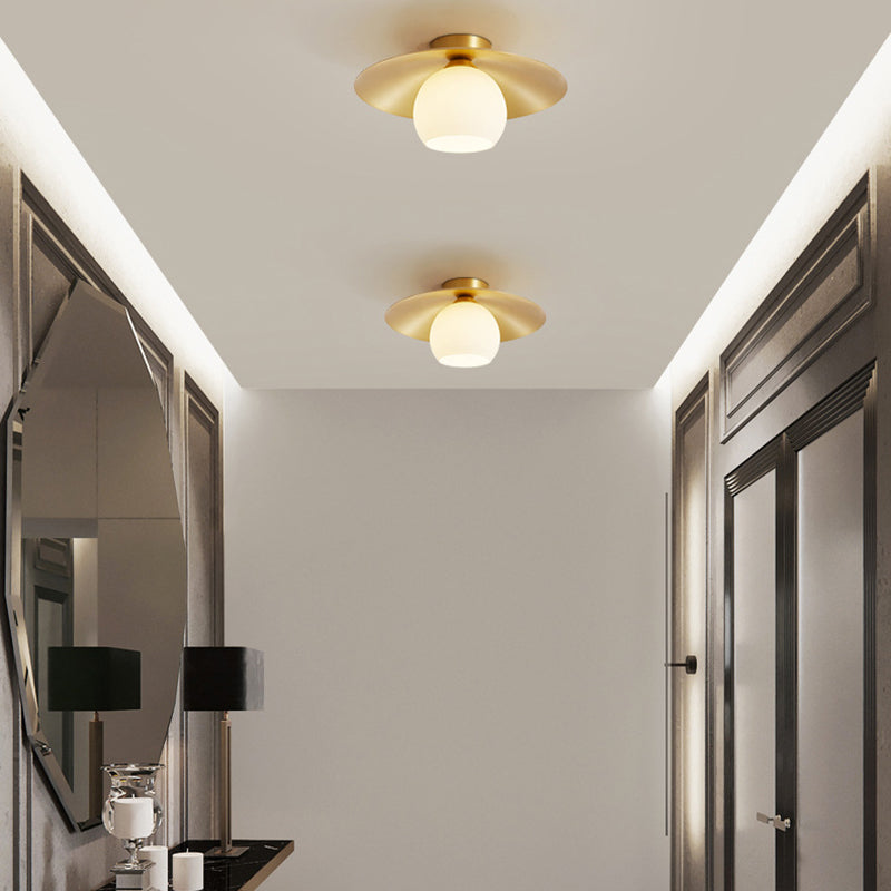Zeitgenössische skandinavische kugelförmige Glasschirm-Deckenleuchte mit halber Einbauhöhe und massivem Messingfuß, 1-Licht für das Schlafzimmer 